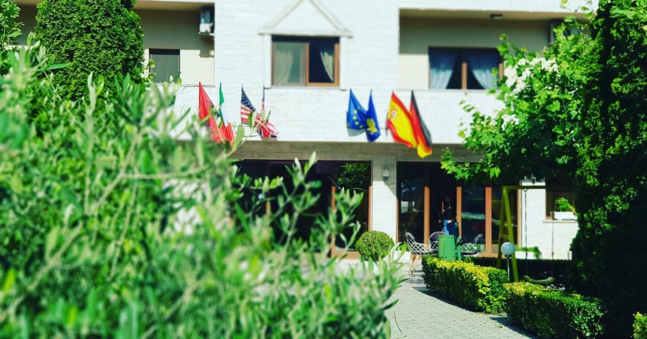 Hotel Ambasador Garden Lezhë Buitenkant foto