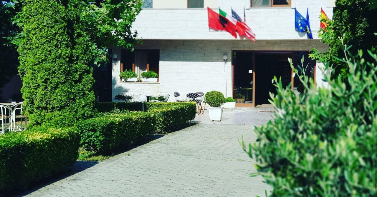 Hotel Ambasador Garden Lezhë Buitenkant foto