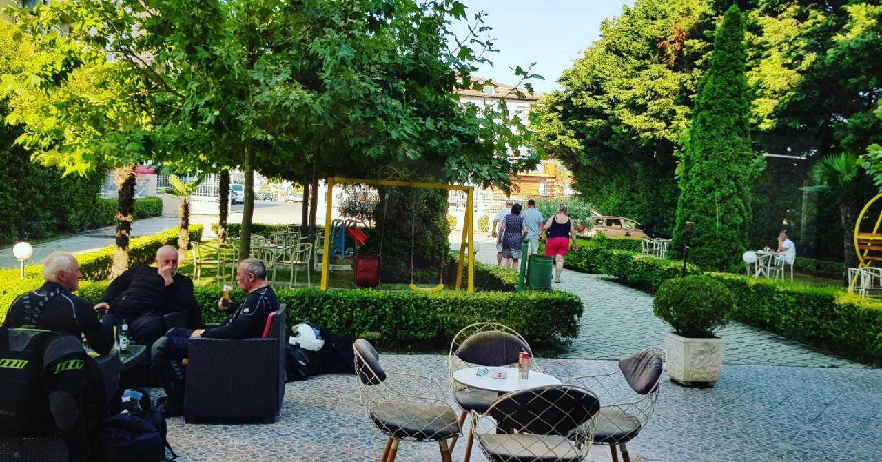 Hotel Ambasador Garden Lezhë Buitenkant foto